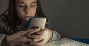 Девушка держит смартфон