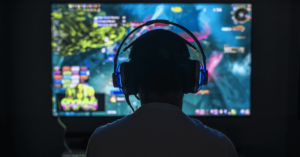 Menino com fones de ouvido em jogar um jogo em uma tela grande