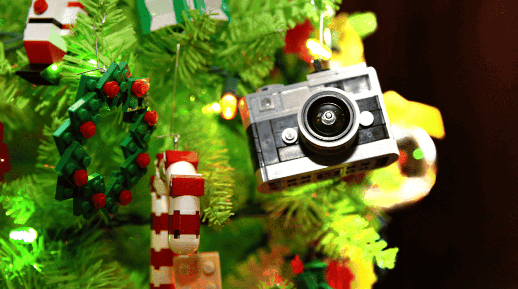 Винтажная камера, висящая на рождественской елке