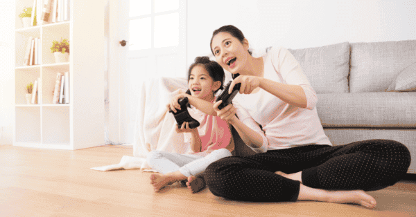 Дочь и мама играют в видеоигру