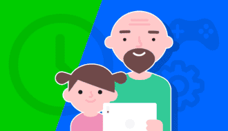Afbeelding van meisje met ouder die naar een slim apparaat kijkt