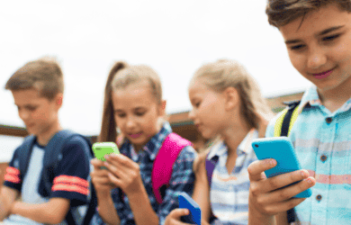 4 niños en sus teléfonos inteligentes