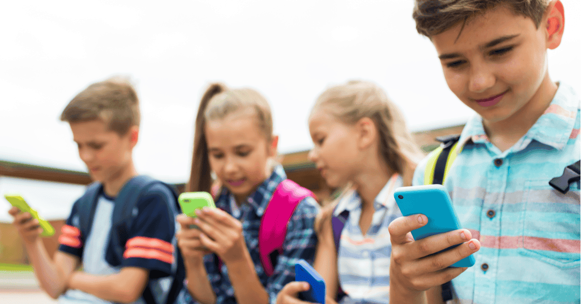 4 niños en sus teléfonos inteligentes