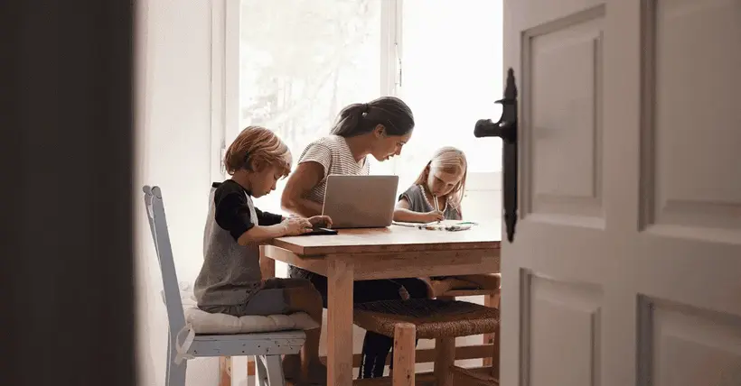 Mama, chłopiec i dziewczynka odrabiają pracę domową