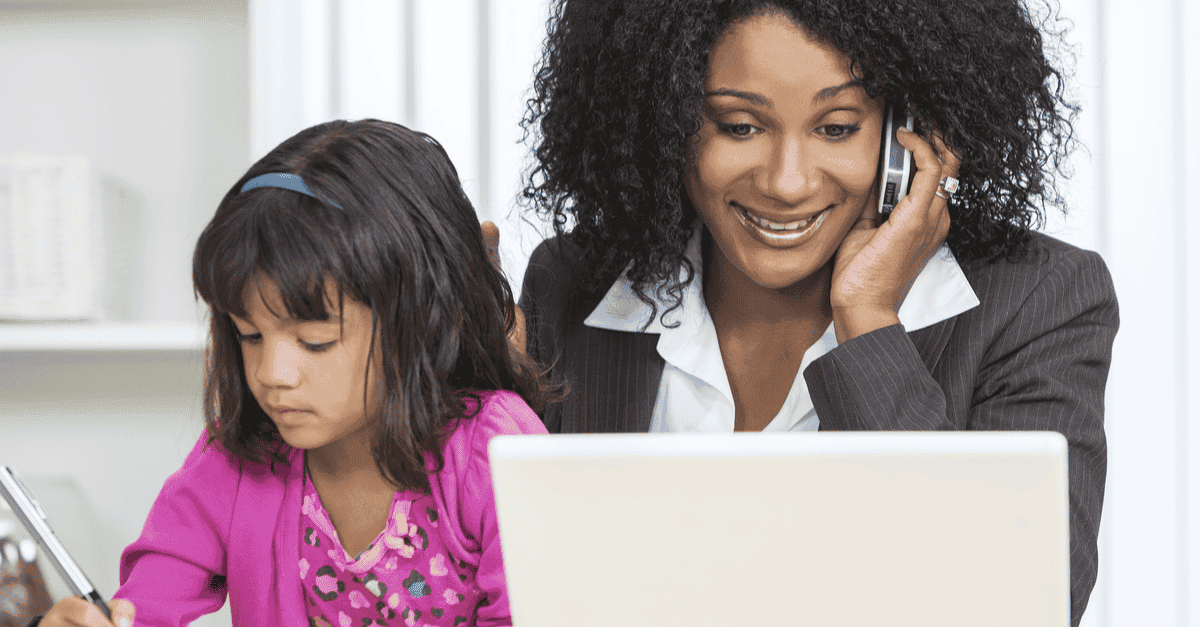 Mutter am Telefon, die Laptop mit ihrer Tochter betrachtet, die neben ihrer Zeichnung sitzt.