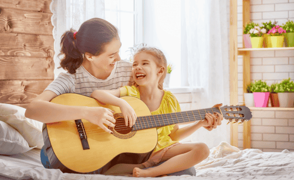 mum-and-daughter-playing-guitar-600x368.png
