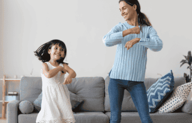 Mãe e filha dançando em casa