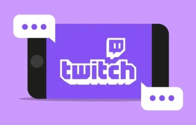 El logotipo de Twitch en un teléfono inteligente con globos de diálogo a su alrededor.