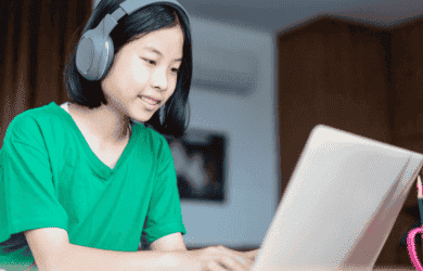 Moça com fone de ouvido e laptop