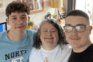 Moeder Jenny praat over schermtijd en hoe tieners aan hun nieuws komen