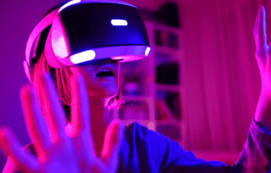 Fille avec casque VR dans le métaverse, couleurs d'éclairage rose et violet