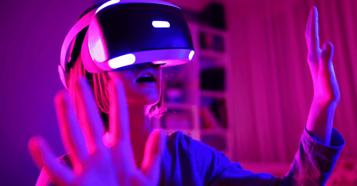 Dziewczyna z zestawem słuchawkowym VR w metaverse, kolory różowego i fioletowego oświetlenia