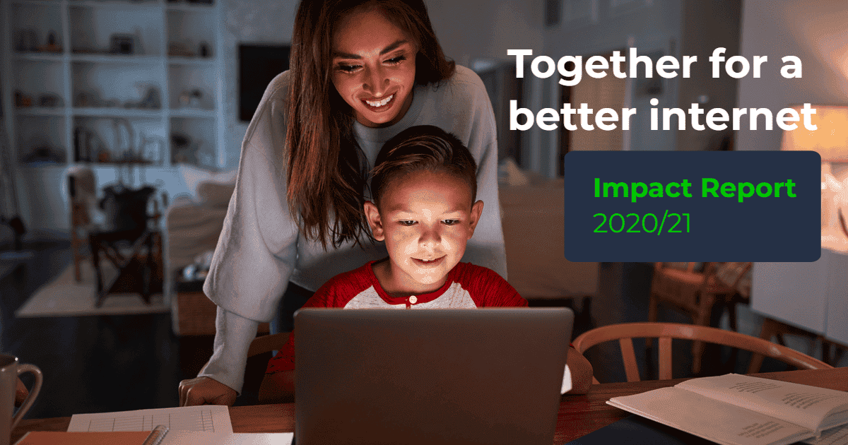 माँ और बेटा लैपटॉप देख रहे हैं और ऊपर दाएं कोने में लिखा है "एक साथ बेहतर इंटरनेट के लिए: प्रभाव रिपोर्ट 2021/22"