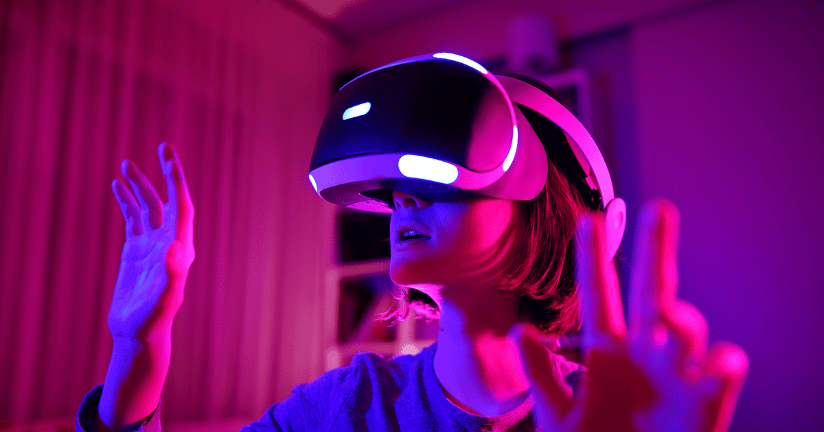 Ragazza con illuminazione rosa e viola che esplora il metaverso con un visore VR