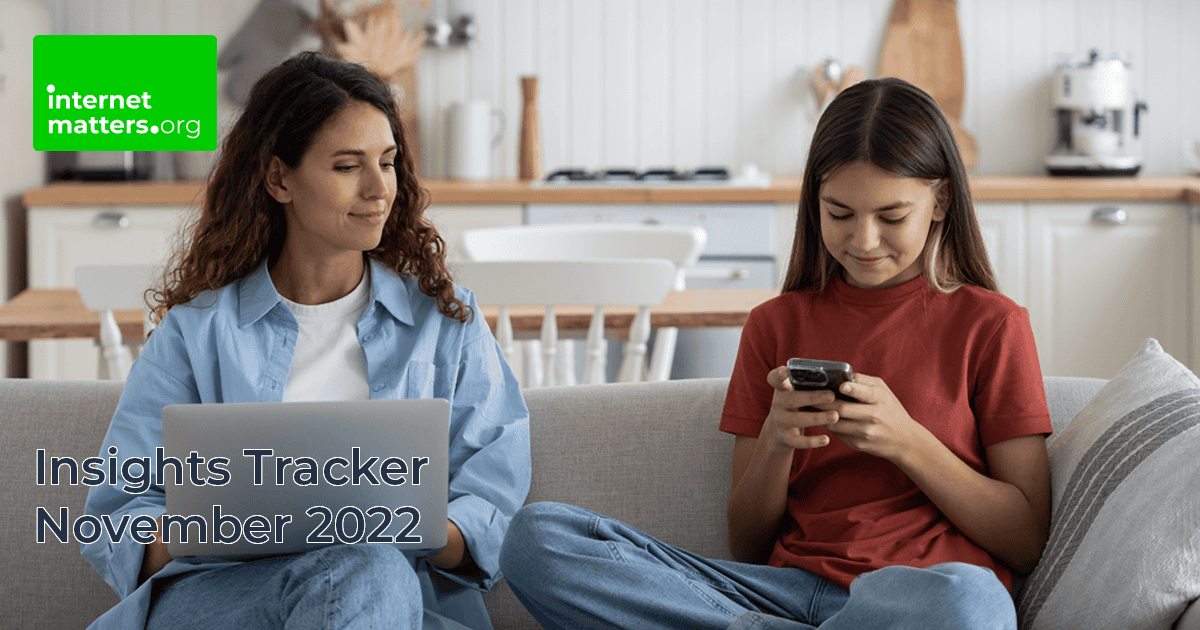 Matka i córka siedzą na kanapie, mama z laptopem i uśmiecha się, patrząc na córkę, podczas gdy jej córka uśmiecha się do smartfona w dłoniach. Logo Internet Matters znajduje się w lewym górnym rogu z tytułem „Insights Tracker, listopad 2022”.