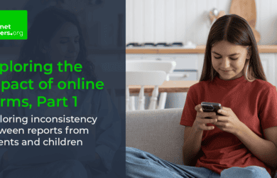 एक लड़की अपने स्मार्टफोन को देखते हुए दाईं ओर बैठी है। उसकी मां नीले ओवरले के नीचे बायीं ओर है जिसके ऊपर इंटरनेट मैटर्स का लोगो है। पाठ में लिखा है 'ऑनलाइन नुकसान के प्रभाव की खोज, भाग 1' और 'माता-पिता और बच्चों की रिपोर्ट के बीच असंगतता की खोज'।