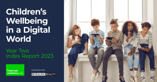 Der Text lautet „Wohlbefinden von Kindern in einer digitalen Welt, Jahr zwei, Indexbericht 2023“. Darunter befinden sich die Logos Internet Matters und Revealing Reality. Rechts ist ein Bild von 5 Kindern auf Smartphones.