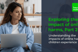 Een moeder zit op een bank met haar laptop naar haar dochter te kijken die onder een donkerblauwe overlay zit met de tekst 'Ontdek de impact van online schade, deel 2' met 'De impact begrijpen van online schade die kinderen ervaren'.