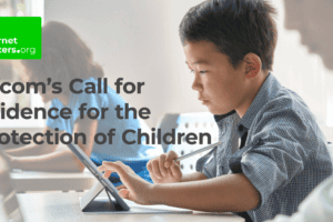 Een pre-tiener werkt op een tablet terwijl andere kinderen op de voor- en achtergrond werken. De tekst luidt 'Ofcom's Call for Evidence for the Protection of Children.'