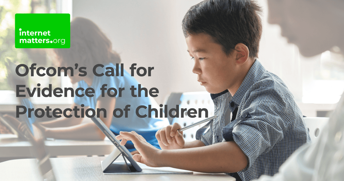 Een pre-tiener werkt op een tablet terwijl andere kinderen op de voor- en achtergrond werken. De tekst luidt 'Ofcom's Call for Evidence for the Protection of Children.'