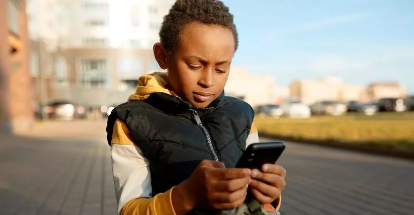 Uma criança usa seu smartphone.