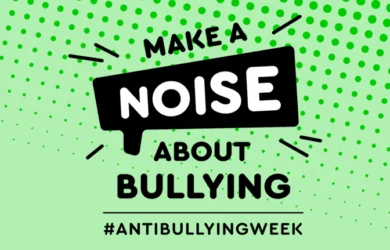 El logotipo de la Semana Anti-Bullying 2023 sobre un fondo de Digital Matters con puntos verdes.