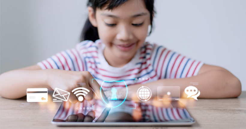 Ein kleines Kind benutzt ein Tablet, das von Online-Sicherheitssymbolen umgeben ist.