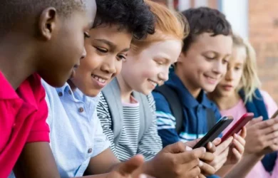 Kinderen zitten bij elkaar met behulp van smartphones.