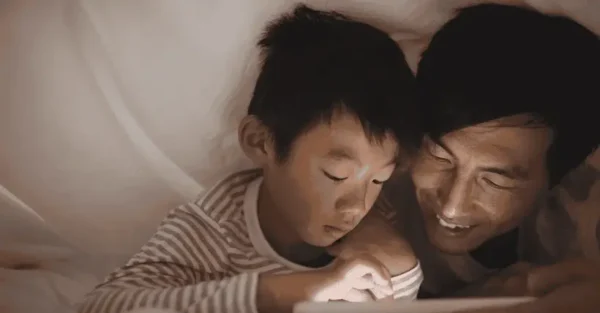 Vater und Sohn benutzen ein Tablet