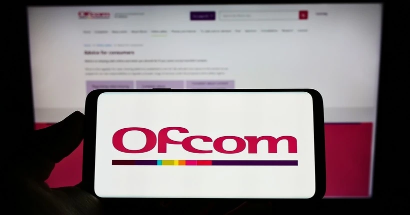 Imagem do logotipo e site da Ofcom nos dispositivos.