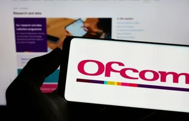 Imagen del logotipo y el sitio web de Ofcom en dispositivos.
