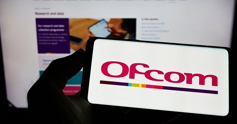 Imagem do logotipo e site da Ofcom nos dispositivos.