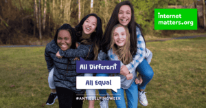 Vrienden lachen samen.