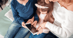 Een moeder en twee kinderen gebruiken samen een tablet