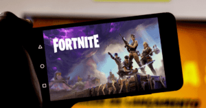 Een smartphone met de Fortnite start scherm