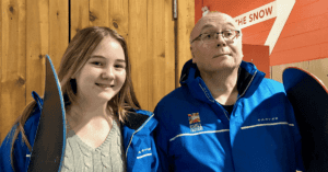 Een vader, Gary, met zijn dochter, gekleed in winterkleding van een skireis.