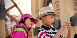 Twee kinderen gebruiken een telefoon