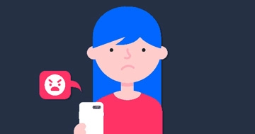 Uma menina com uma expressão triste no rosto segurando um smartphone onde recebeu uma mensagem irritada de alguém