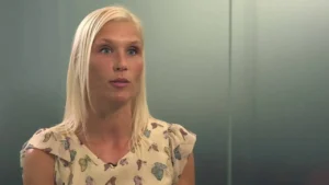 Nicola - Eine Frau sitzt da und gibt ein Interview