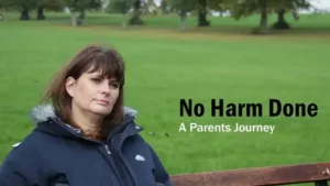 Een vrouw zit op een parkbankje. Feiten en adviezen over zelfbeschadiging. De tekst luidt: "Geen kwaad gedaan, de reis van een ouder"