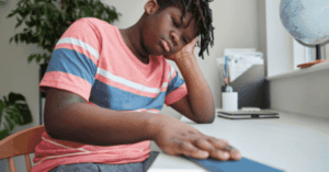 Un bambino che sembra triste