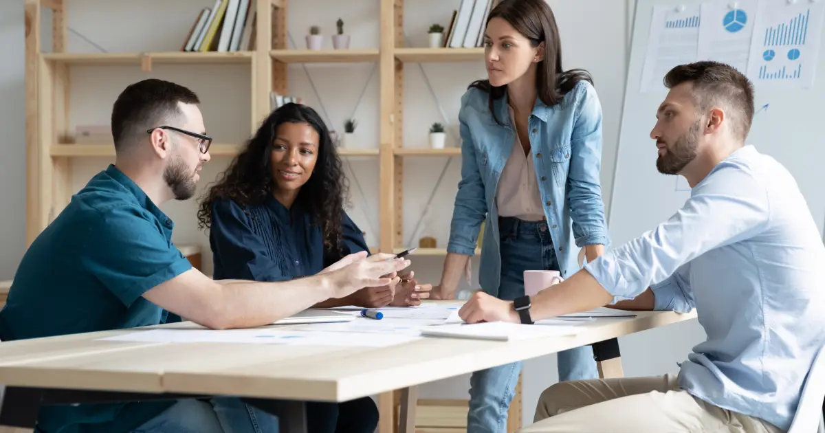 colleghi che discutono di lavoro