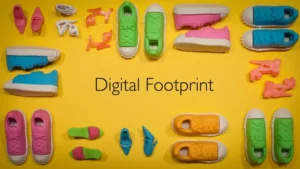 Meerdere paren schoenen, sneakers en sandalen. Tekst luidt "Digital Footprint"