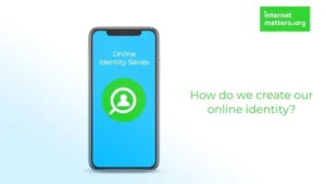 Un teléfono inteligente con una lupa y emojis de avatar en la pantalla. El texto dice: "Serie sobre identidad en línea: ¿Cómo creamos nuestra identidad en línea?"