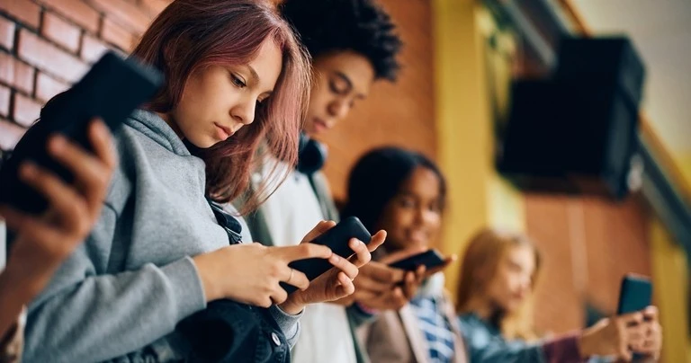 Molti adolescenti usano lo smartphone in modi diversi.
