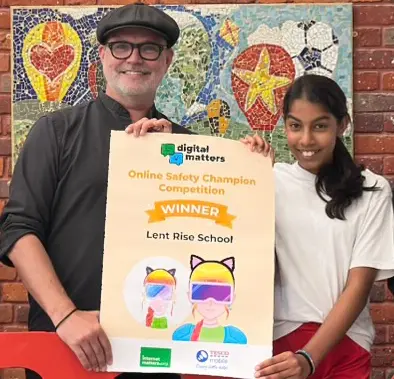 Ilustrator Rob Biddulph z Ameyą ze szkoły Lent Rise, która wygrała Digital Matters Konkurs „Mistrz Bezpieczeństwa w Sieci”.